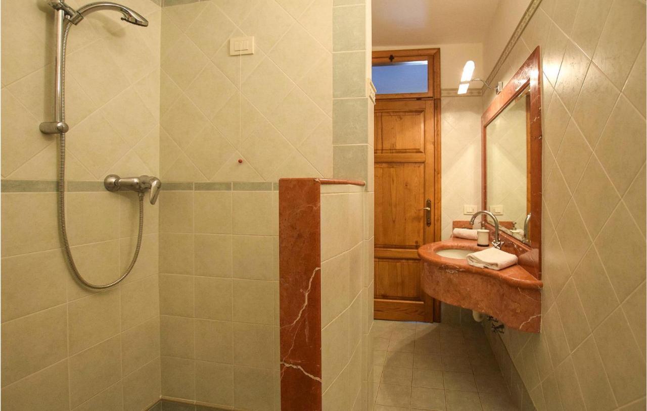 5 Bedroom Amazing Home In Fabbiano Fabbiano  ภายนอก รูปภาพ